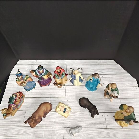 Vintage Traditions 12 Piece Porcelain Holiday Nativity Set Hand Painted #75177 - Picture 2 of 13